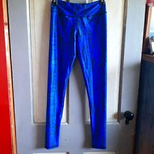 NWOT JALA BLACK AND BLUE LEAF/FLORAL PRINT WORKOUT LEGGINGS